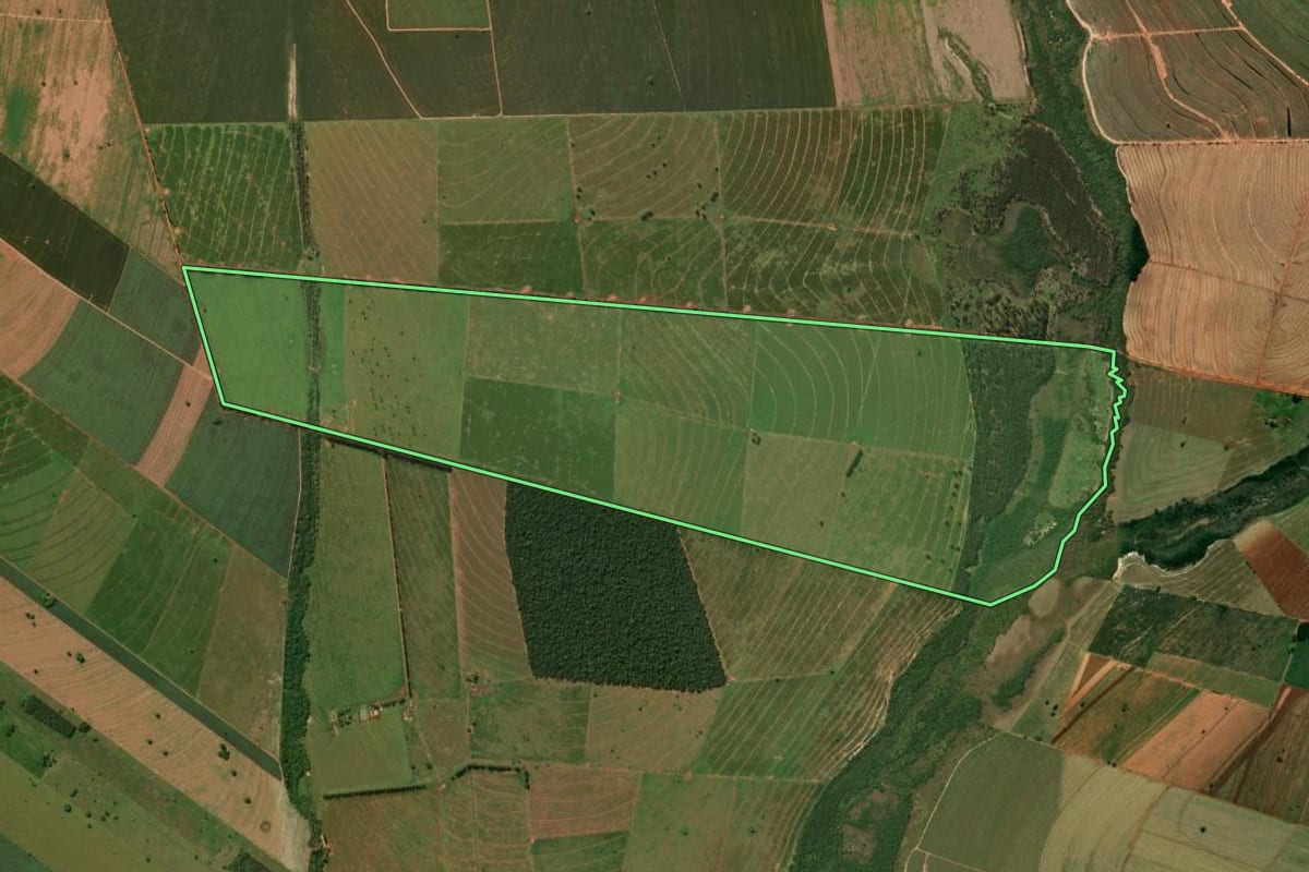 Imagem de satélite do imóvel rural em Planaltina do Paraná (PR), com o contorno declarado no CAR desenhado por cima.