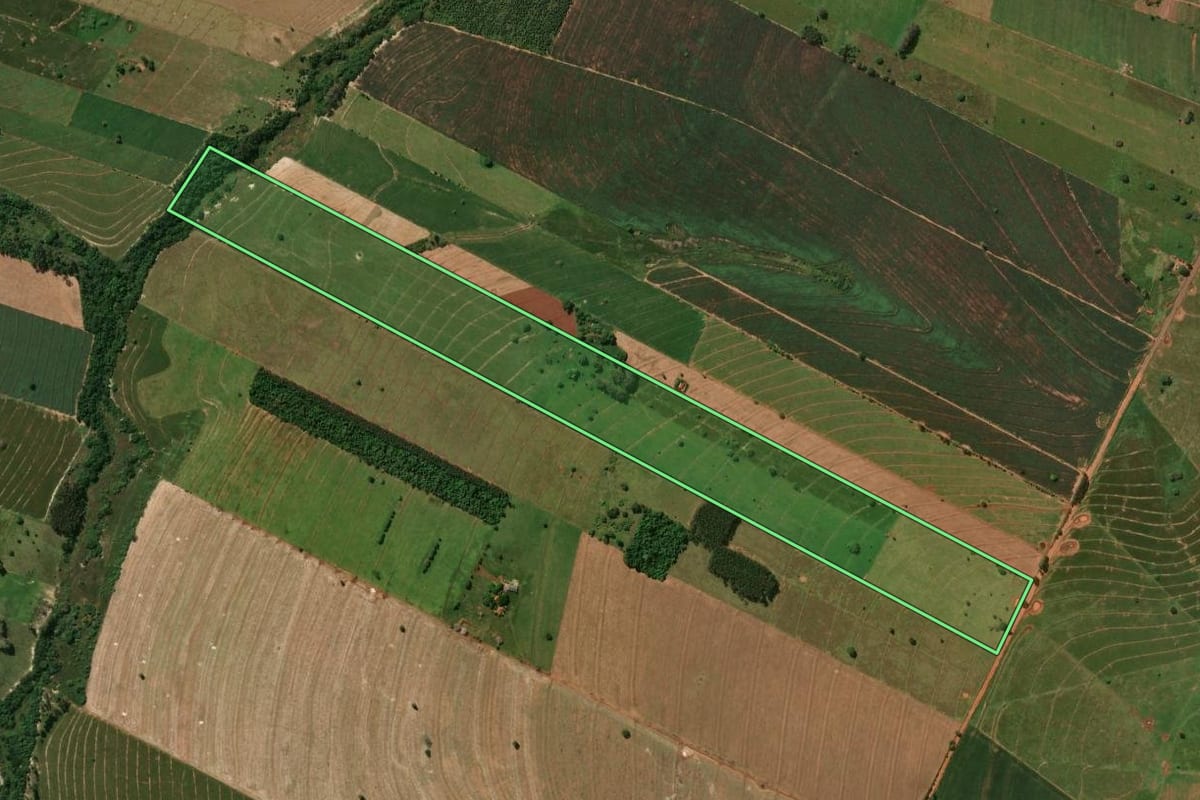 Imagem de satélite do imóvel rural em Planaltina do Paraná (PR), com o contorno declarado no CAR desenhado por cima.