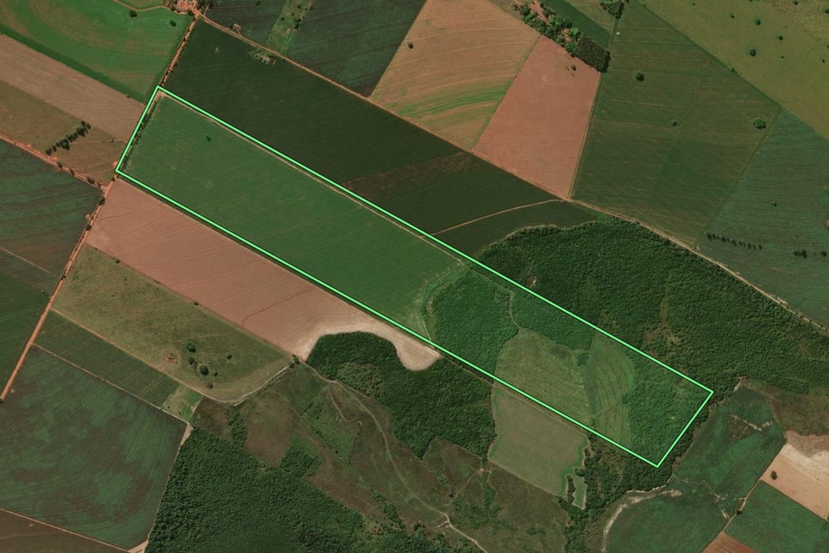 Imagem de satélite do imóvel rural em Planaltina do Paraná (PR), com o contorno declarado no CAR desenhado por cima.