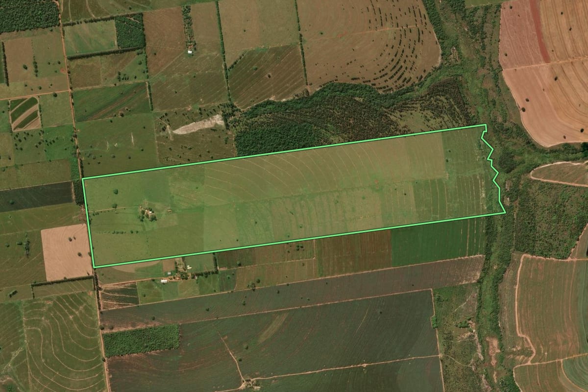Imagem de satélite do imóvel rural em Planaltina do Paraná (PR), com o contorno declarado no CAR desenhado por cima.