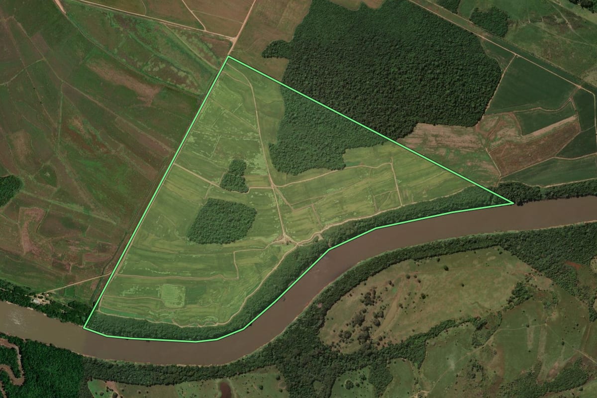 Imagem de satélite do imóvel rural em Planaltina do Paraná (PR), com o contorno declarado no CAR desenhado por cima.