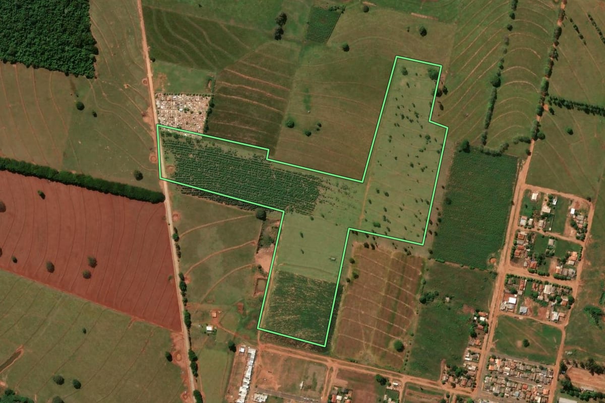 Imagem de satélite do imóvel rural em Planaltina do Paraná (PR), com o contorno declarado no CAR desenhado por cima.