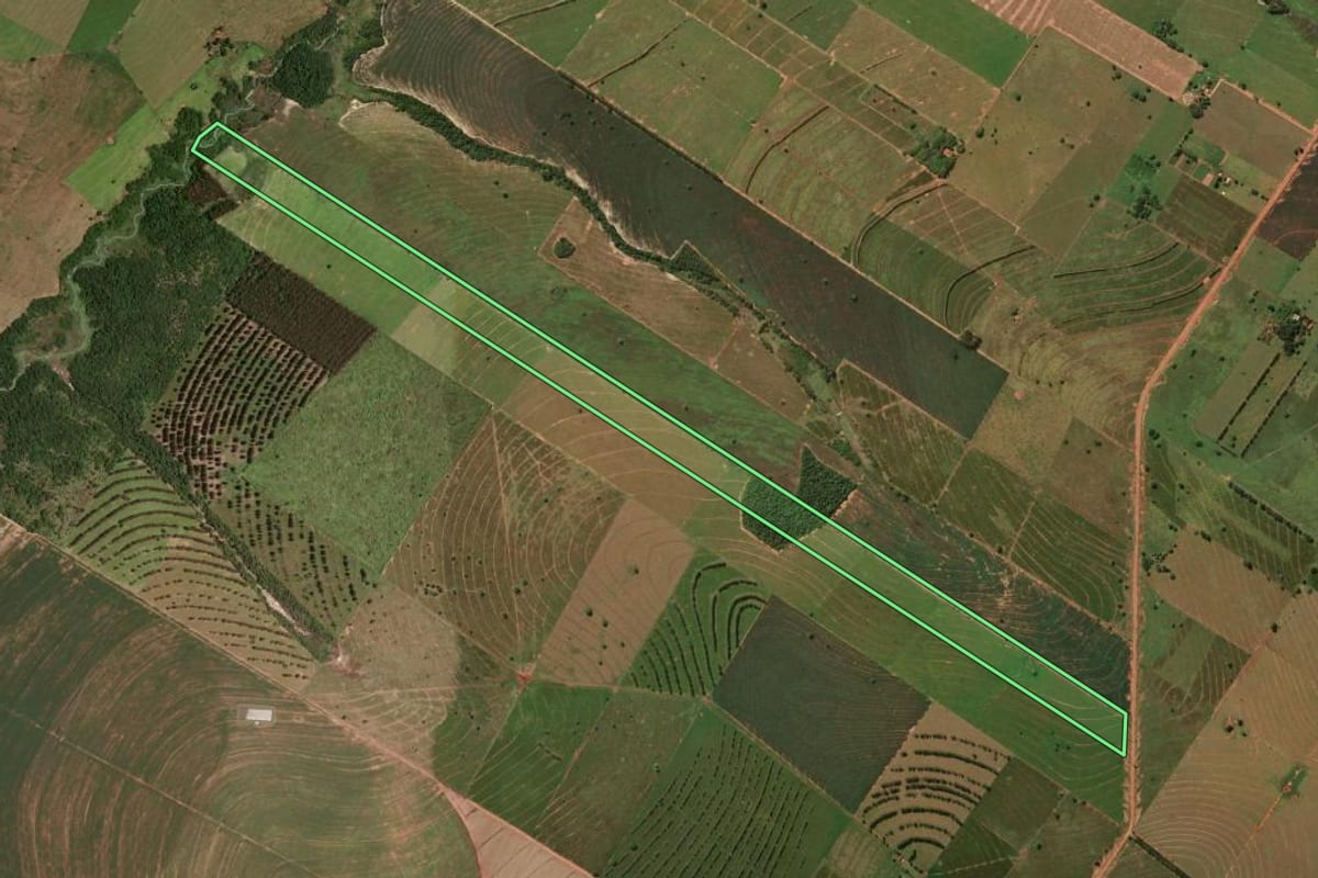 Imagem de satélite do imóvel rural em Planaltina do Paraná (PR), com o contorno declarado no CAR desenhado por cima.