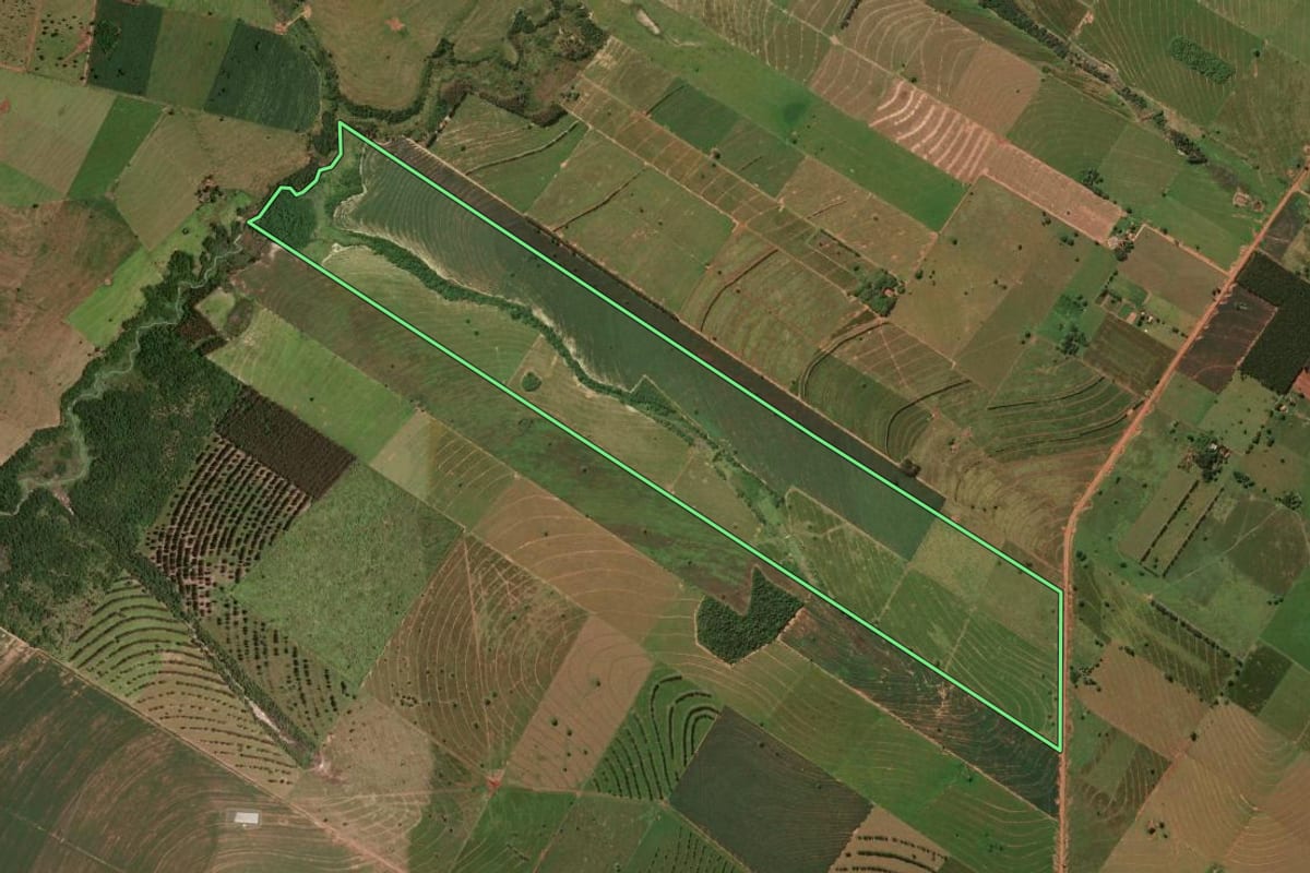 Imagem de satélite do imóvel rural em Planaltina do Paraná (PR), com o contorno declarado no CAR desenhado por cima.