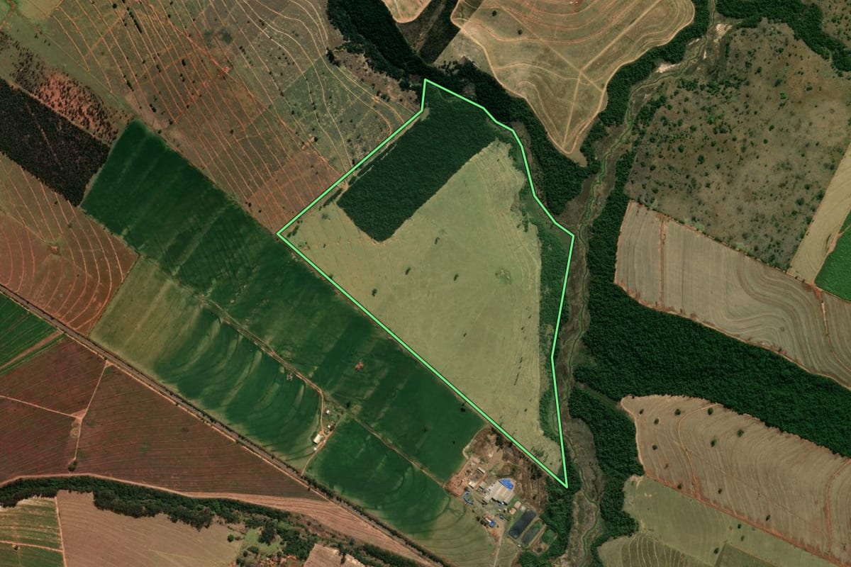 Imagem de satélite do imóvel rural em Planaltina do Paraná (PR), com o contorno declarado no CAR desenhado por cima.