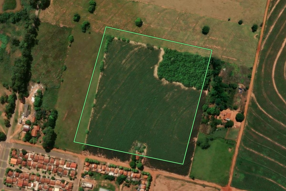 Imagem de satélite do imóvel rural em Planaltina do Paraná (PR), com o contorno declarado no CAR desenhado por cima.