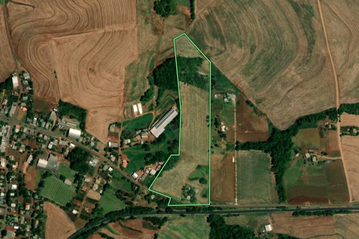 Imagem de satélite do imóvel rural em Planalto (PR), com o contorno declarado no CAR desenhado por cima.