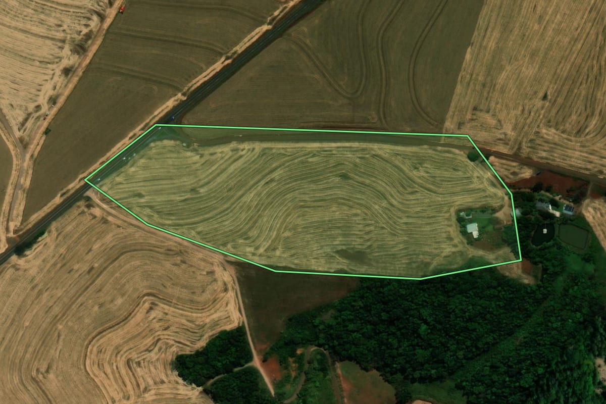 Imagem de satélite do imóvel rural em Planalto (PR), com o contorno declarado no CAR desenhado por cima.