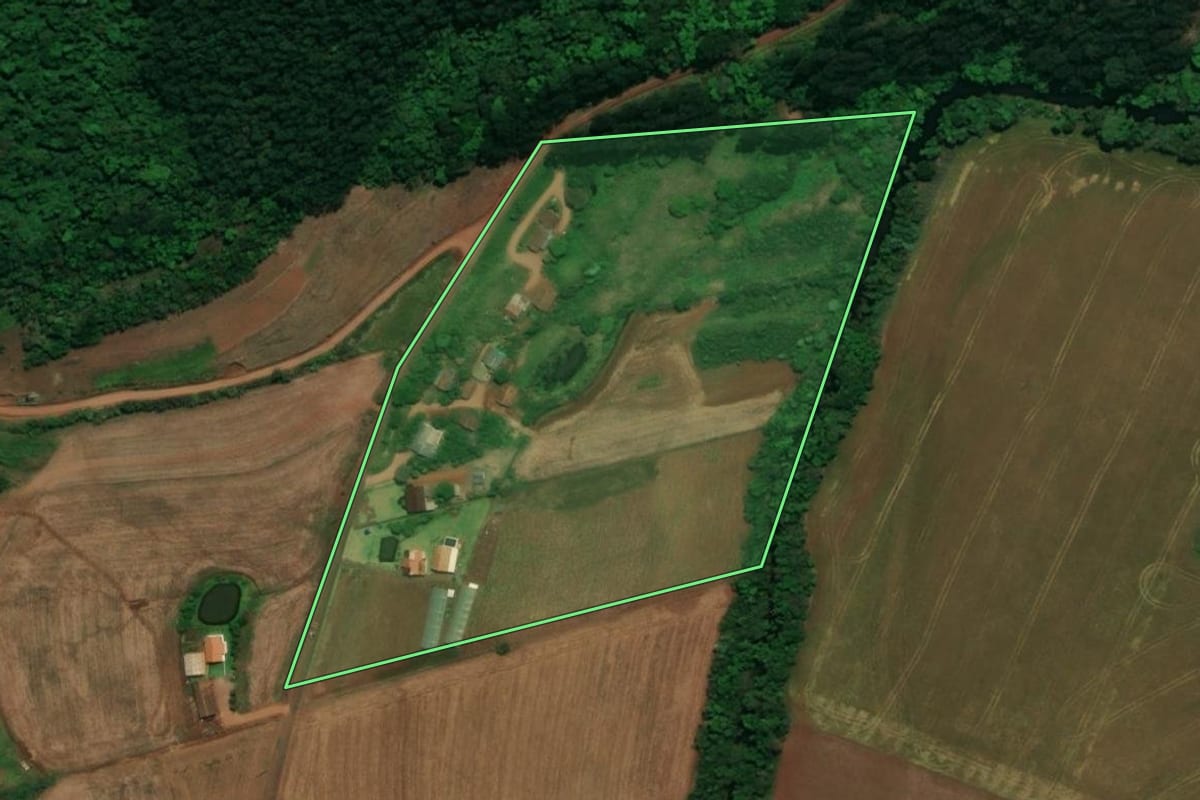 Imagem de satélite do imóvel rural em Planalto (PR), com o contorno declarado no CAR desenhado por cima.