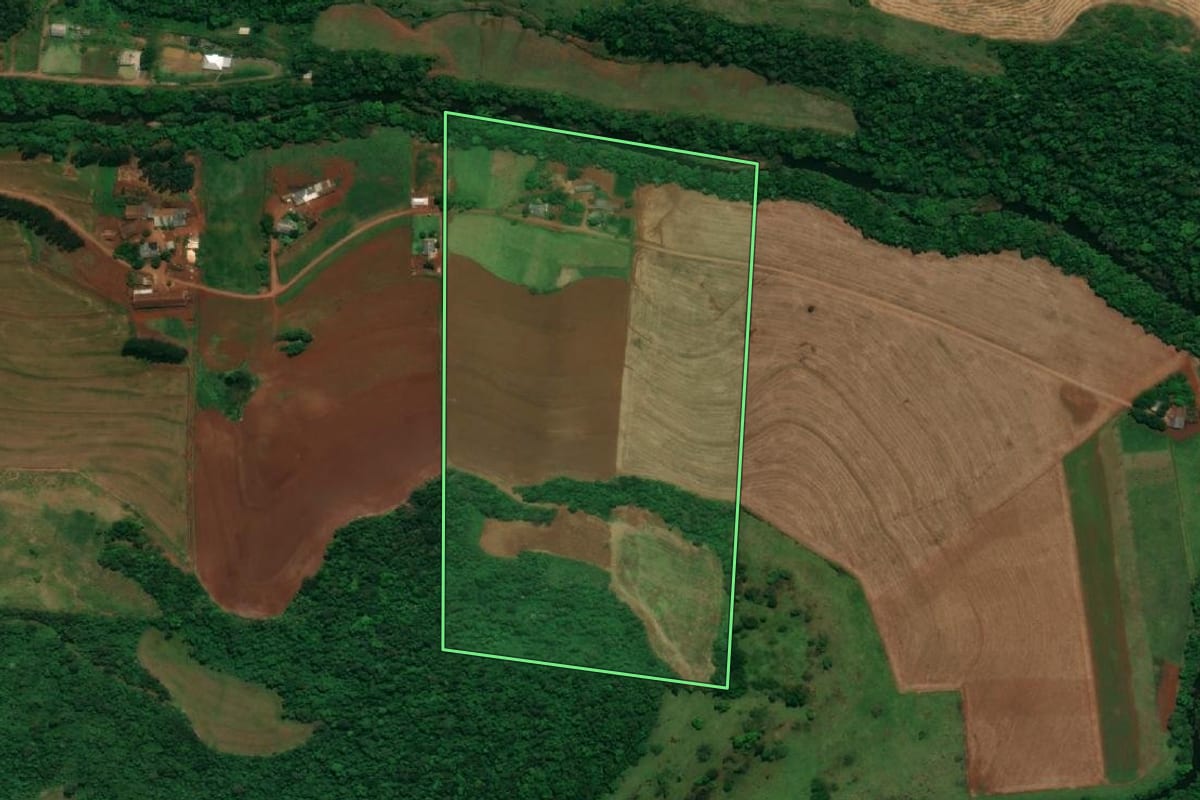 Imagem de satélite do imóvel rural em Planalto (PR), com o contorno declarado no CAR desenhado por cima.