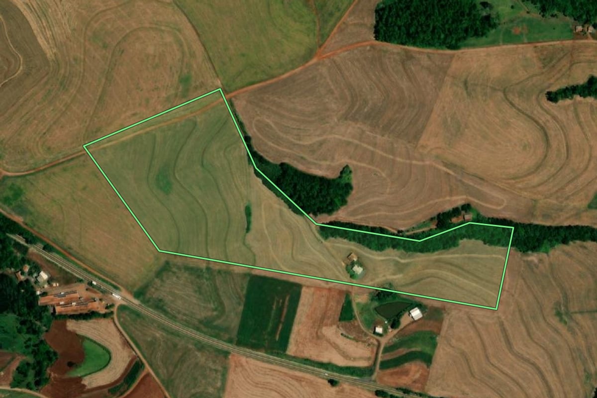 Imagem de satélite do imóvel rural em Planalto (PR), com o contorno declarado no CAR desenhado por cima.