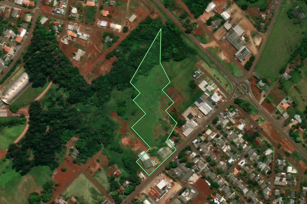 Imagem de satélite do imóvel rural em Planalto (PR), com o contorno declarado no CAR desenhado por cima.