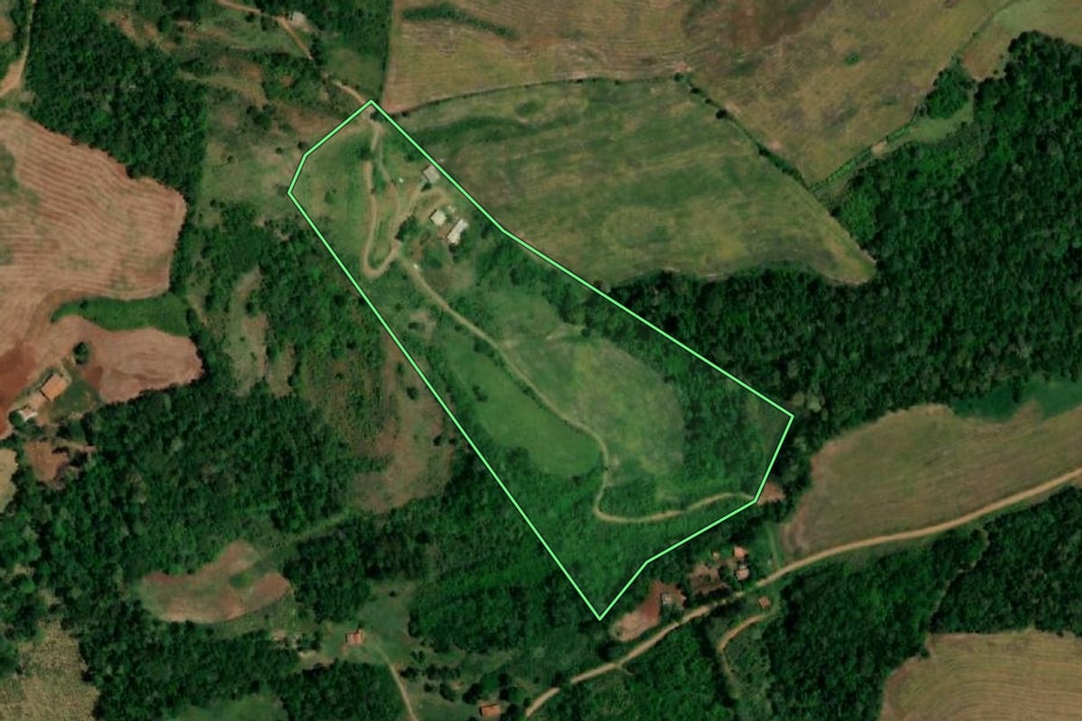 Imagem de satélite do imóvel rural em Planalto (PR), com o contorno declarado no CAR desenhado por cima.