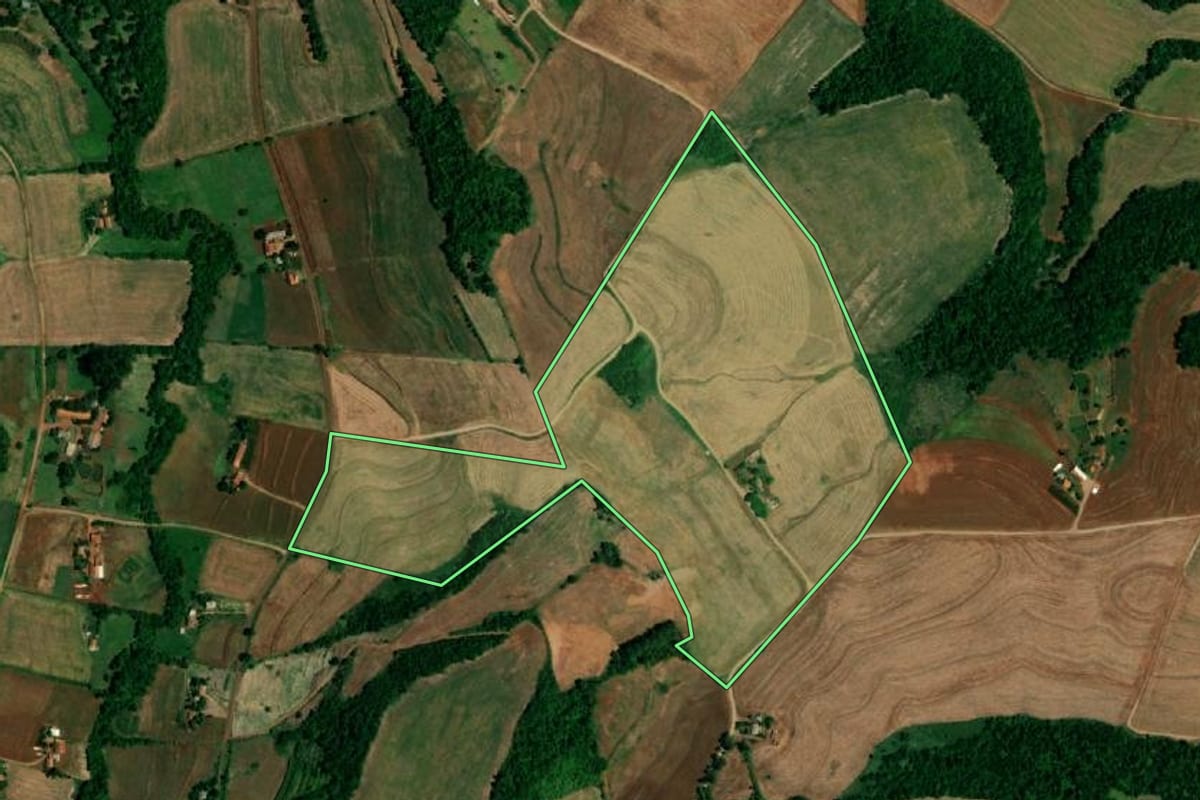 Imagem de satélite do imóvel rural em Planalto (PR), com o contorno declarado no CAR desenhado por cima.