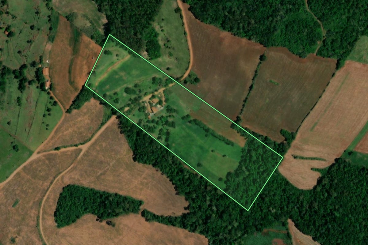 Imagem de satélite do imóvel rural em Planalto (PR), com o contorno declarado no CAR desenhado por cima.