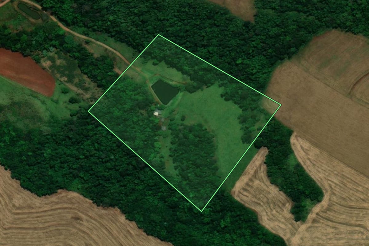 Imagem de satélite do imóvel rural em Planalto (PR), com o contorno declarado no CAR desenhado por cima.