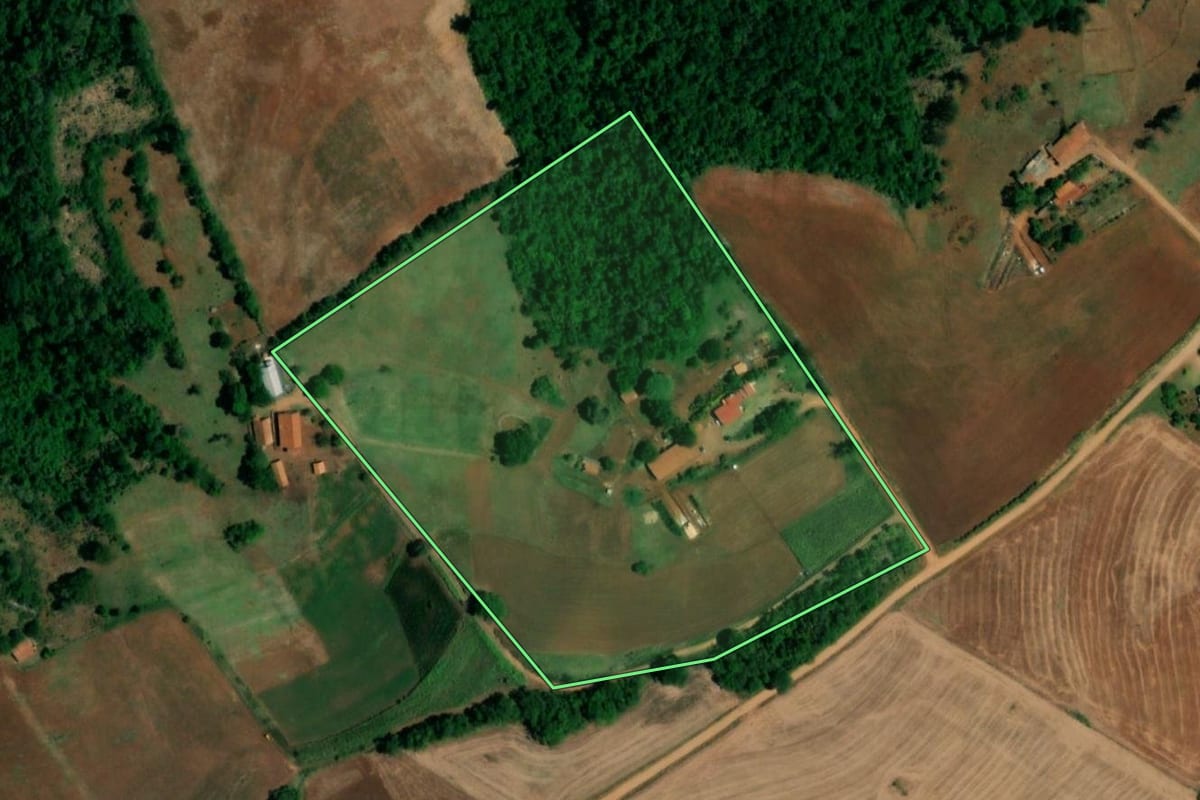 Imagem de satélite do imóvel rural em Planalto (PR), com o contorno declarado no CAR desenhado por cima.