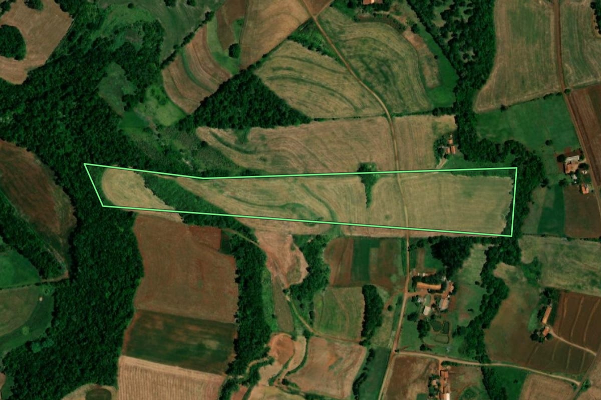 Imagem de satélite do imóvel rural em Planalto (PR), com o contorno declarado no CAR desenhado por cima.