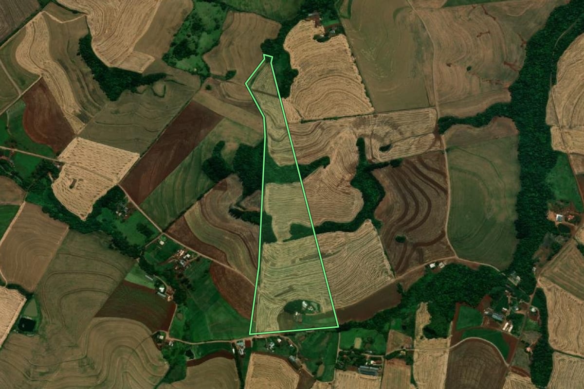 Imagem de satélite do imóvel rural em Planalto (PR), com o contorno declarado no CAR desenhado por cima.
