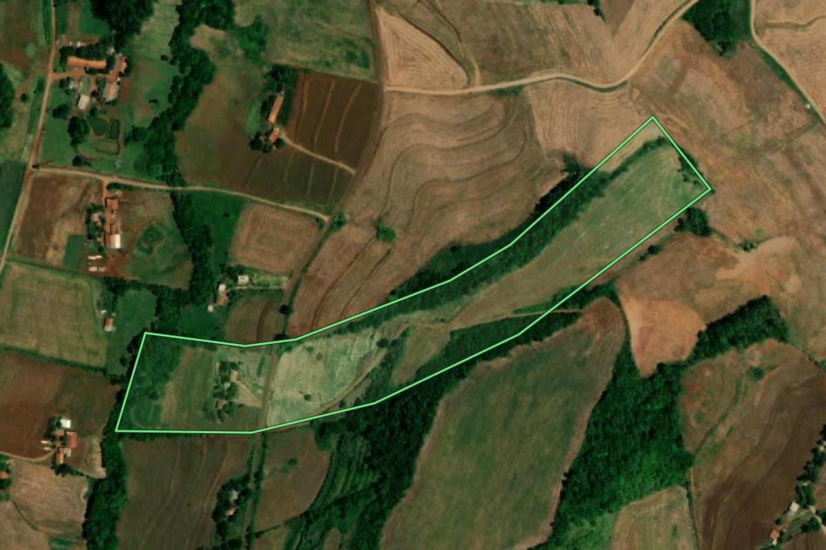Imagem de satélite do imóvel rural em Planalto (PR), com o contorno declarado no CAR desenhado por cima.