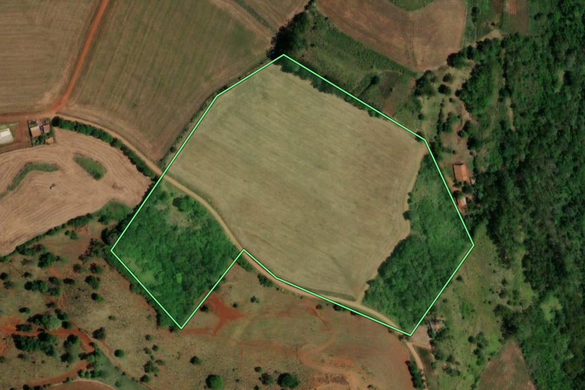 Imagem de satélite do imóvel rural em Planalto (PR), com o contorno declarado no CAR desenhado por cima.