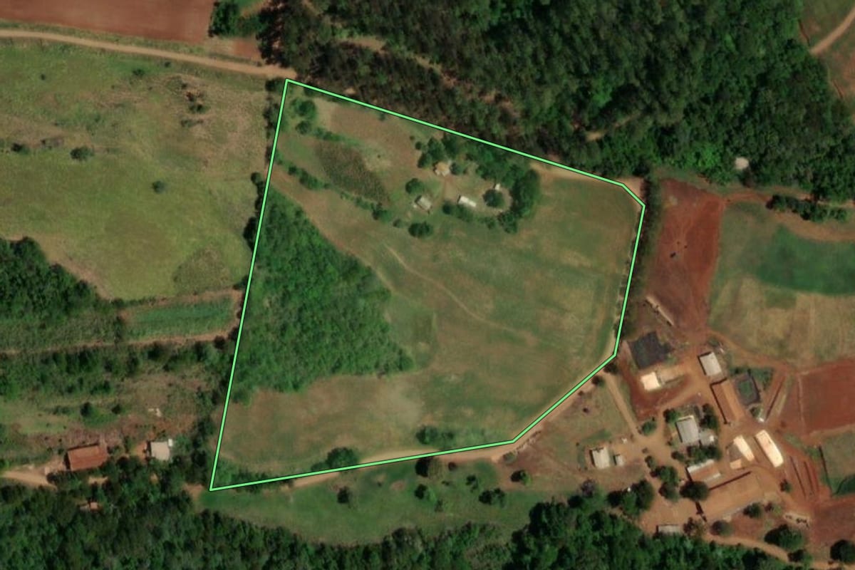 Imagem de satélite do imóvel rural em Planalto (PR), com o contorno declarado no CAR desenhado por cima.