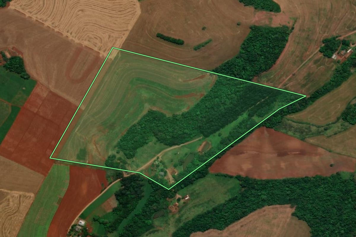Imagem de satélite do imóvel rural em Planalto (PR), com o contorno declarado no CAR desenhado por cima.