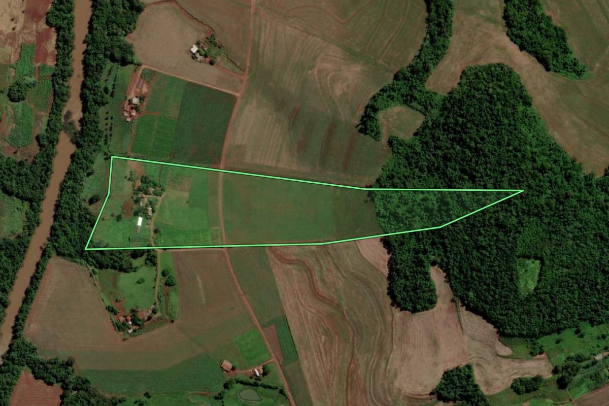 Imagem de satélite do imóvel rural em Planalto (PR), com o contorno declarado no CAR desenhado por cima.