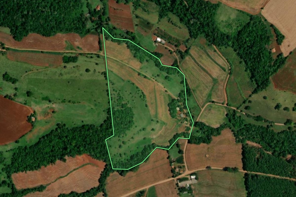 Imagem de satélite do imóvel rural em Planalto (PR), com o contorno declarado no CAR desenhado por cima.
