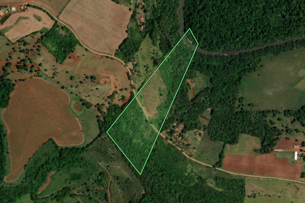 Imagem de satélite do imóvel rural em Planalto (PR), com o contorno declarado no CAR desenhado por cima.