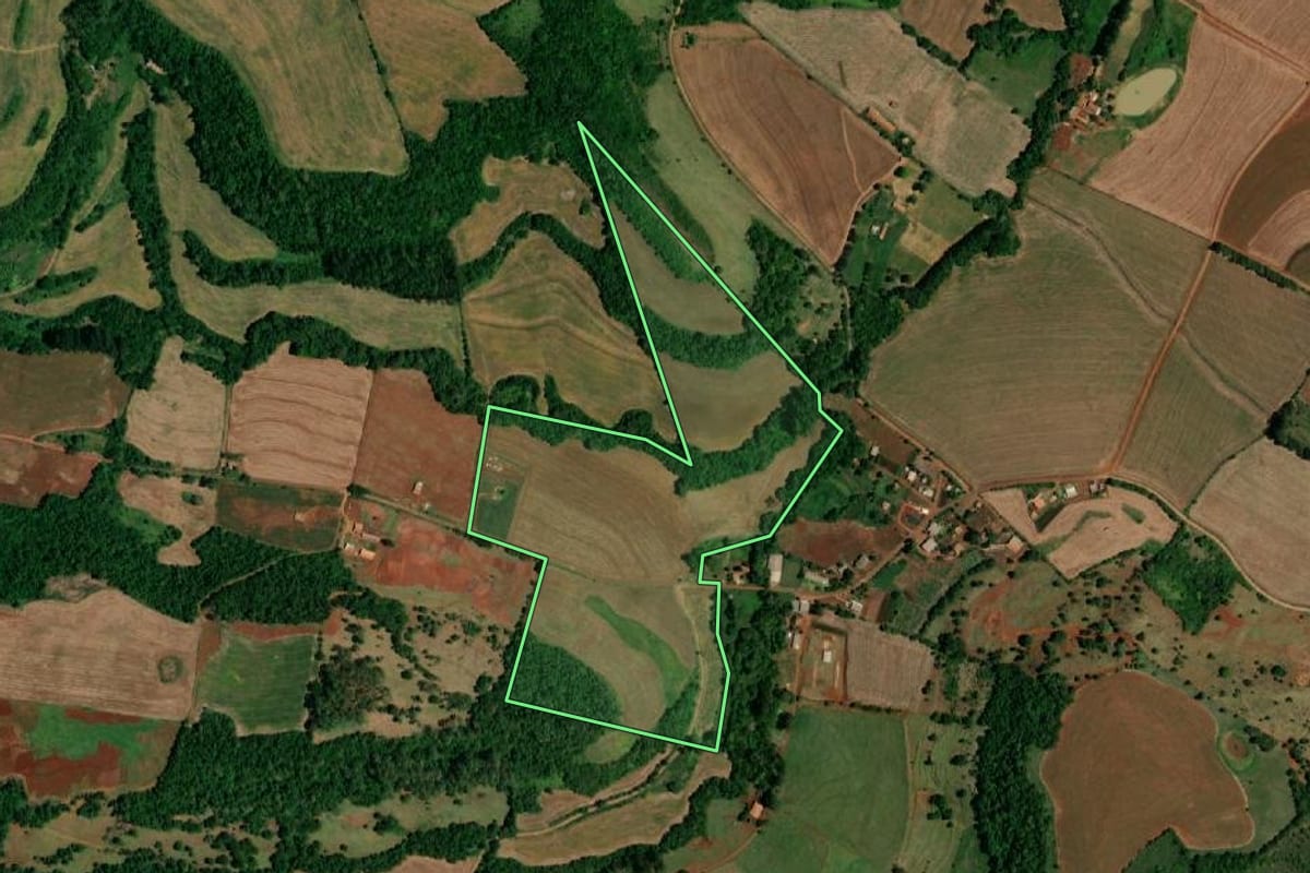 Imagem de satélite do imóvel rural em Planalto (PR), com o contorno declarado no CAR desenhado por cima.