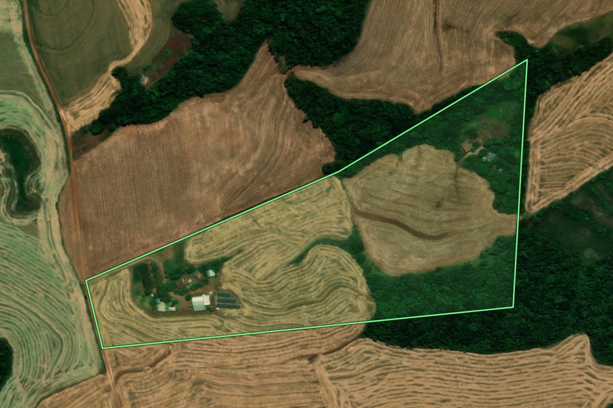 Imagem de satélite do imóvel rural em Planalto (PR), com o contorno declarado no CAR desenhado por cima.