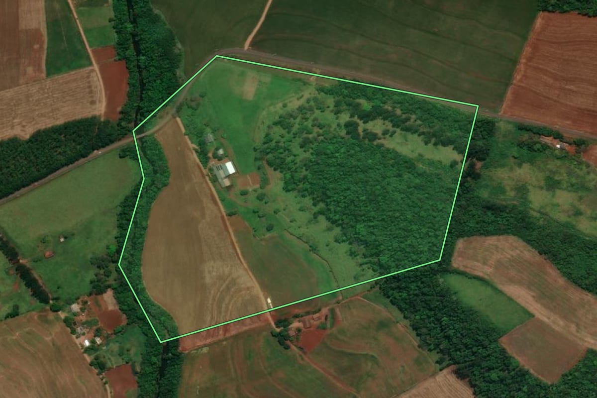 Imagem de satélite do imóvel rural em Planalto (PR), com o contorno declarado no CAR desenhado por cima.
