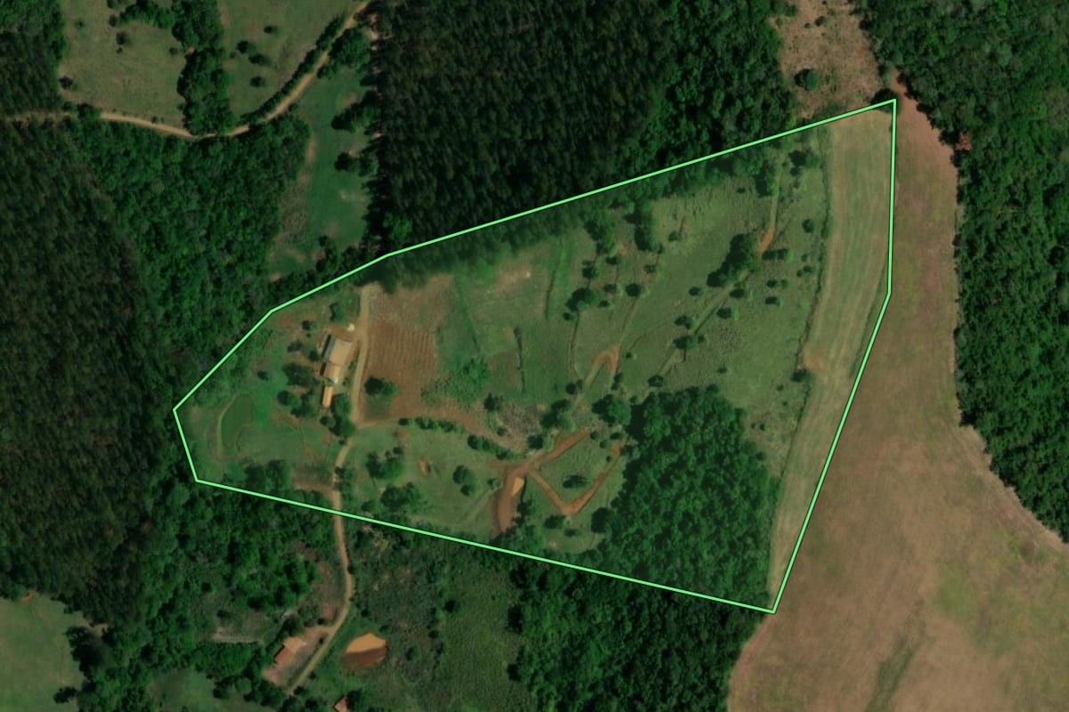 Imagem de satélite do imóvel rural em Planalto (PR), com o contorno declarado no CAR desenhado por cima.