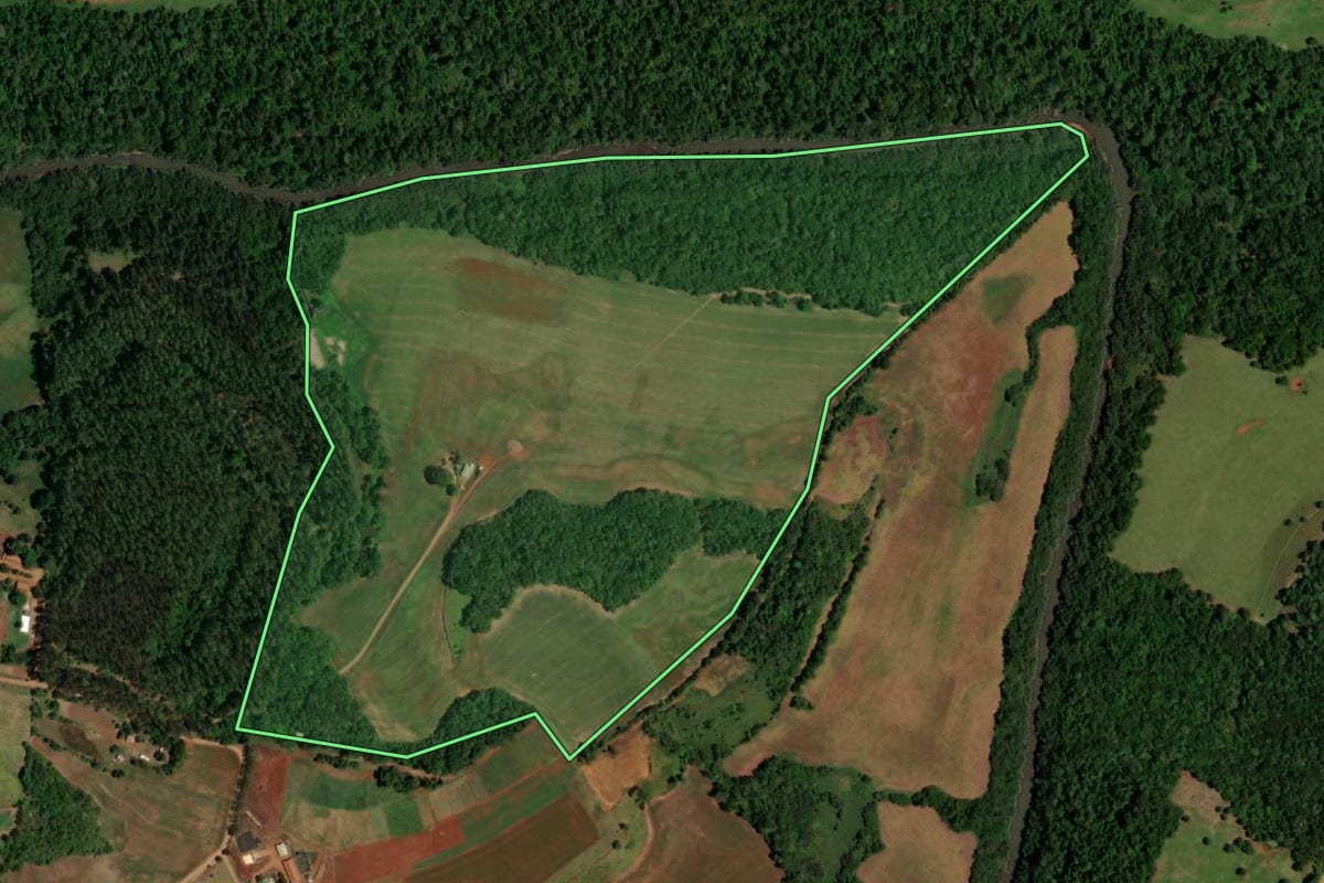 Imagem de satélite do imóvel rural em Planalto (PR), com o contorno declarado no CAR desenhado por cima.