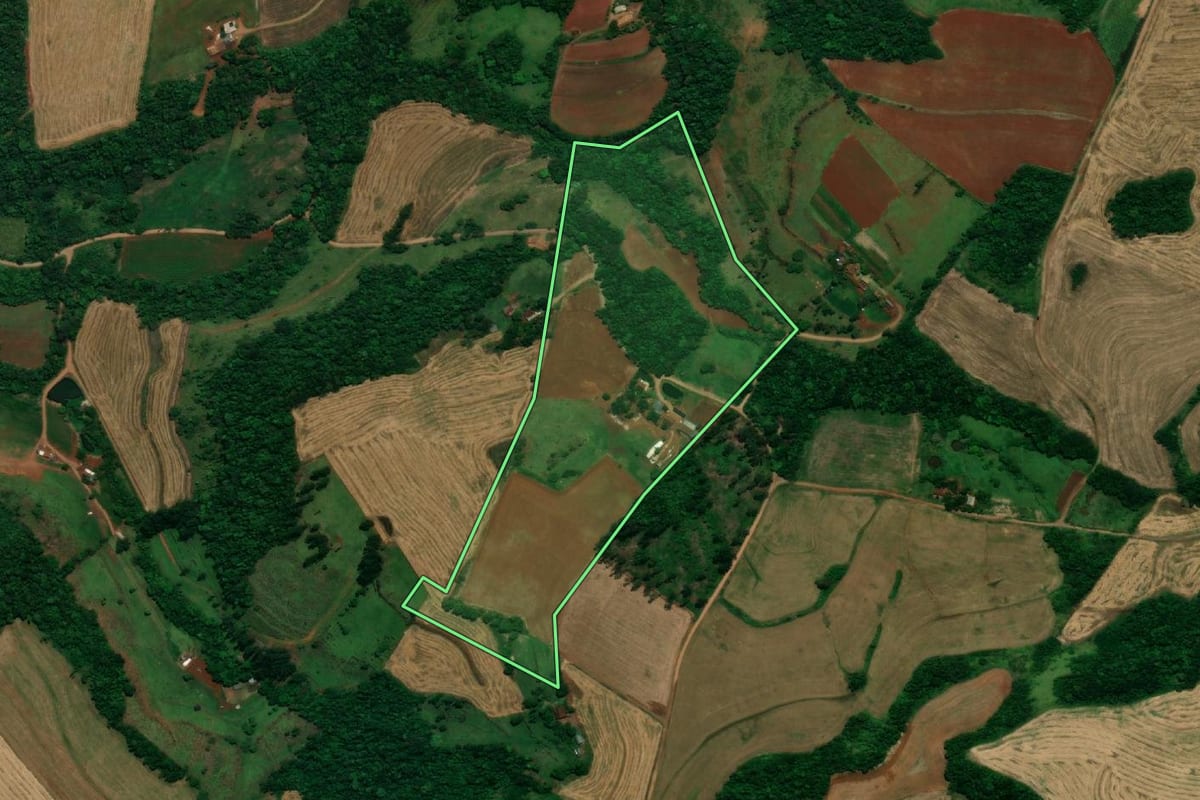 Imagem de satélite do imóvel rural em Planalto (PR), com o contorno declarado no CAR desenhado por cima.