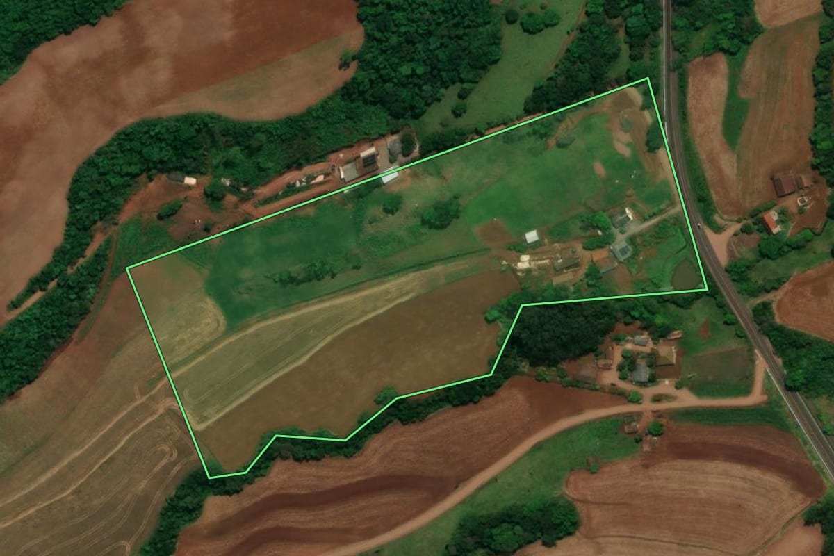 Imagem de satélite do imóvel rural em Planalto (PR), com o contorno declarado no CAR desenhado por cima.