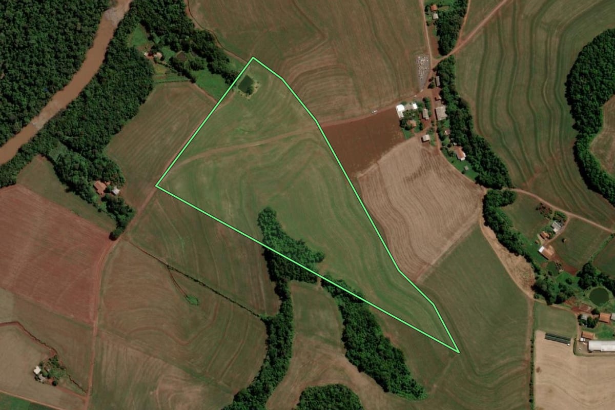 Imagem de satélite do imóvel rural em Planalto (PR), com o contorno declarado no CAR desenhado por cima.