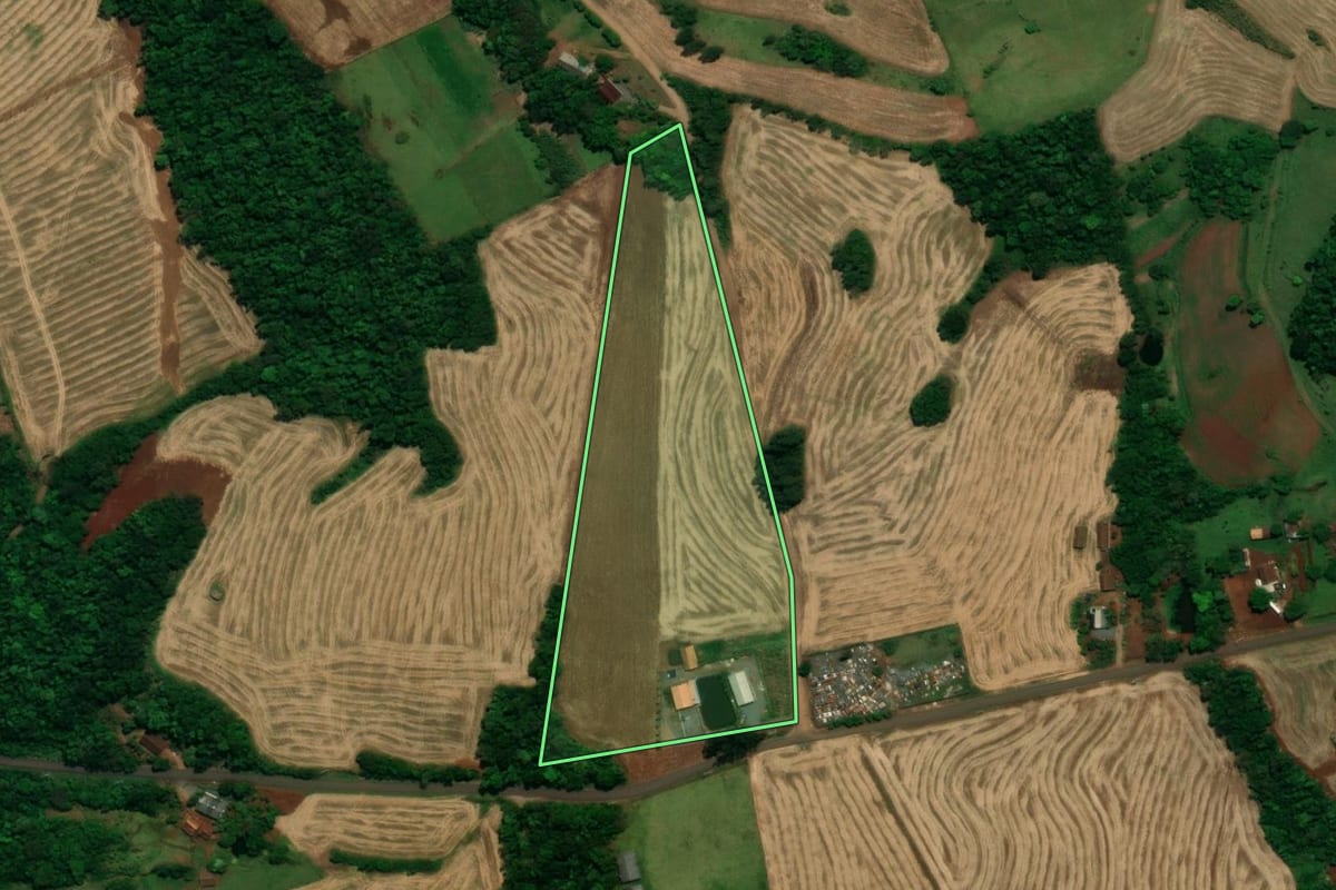 Imagem de satélite do imóvel rural em Planalto (PR), com o contorno declarado no CAR desenhado por cima.