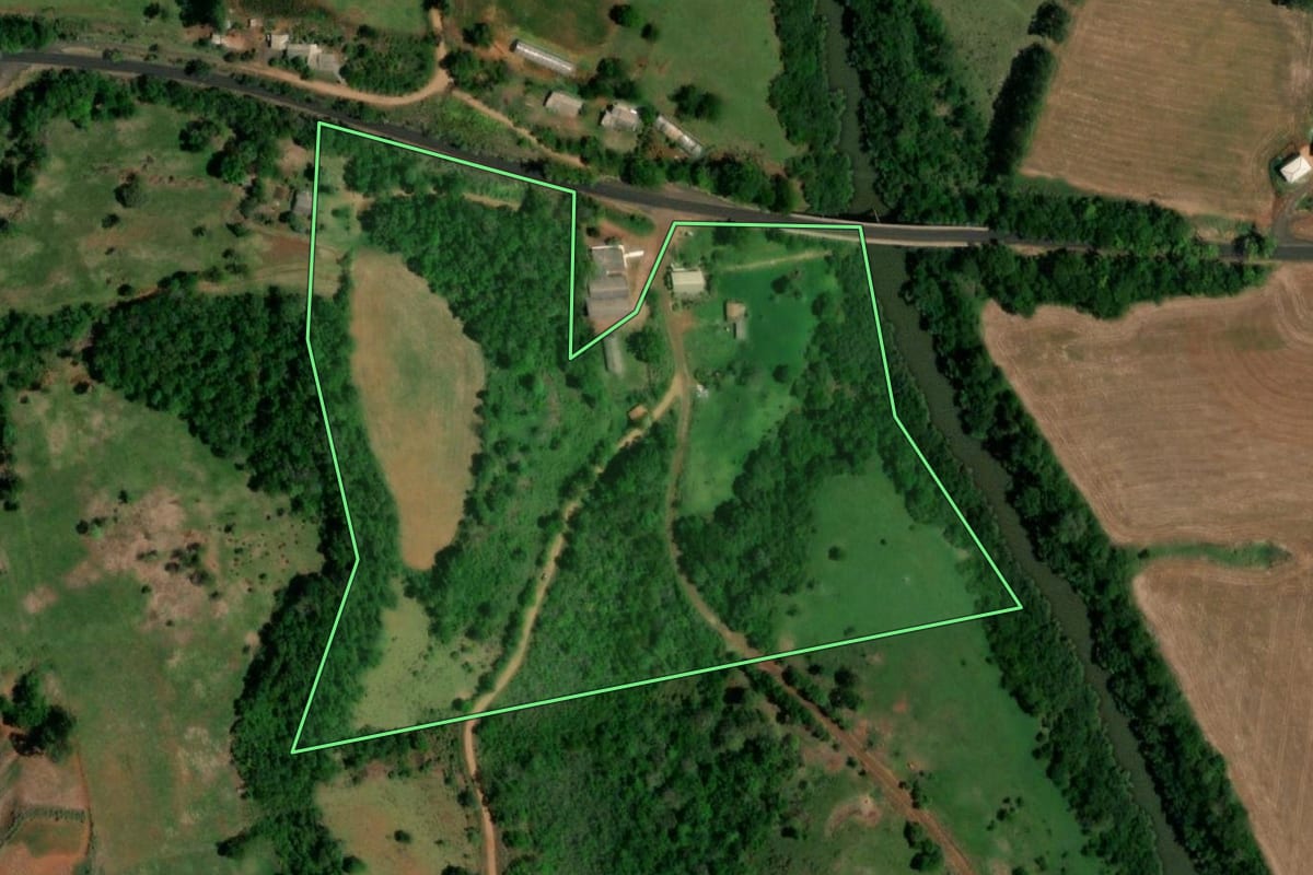Imagem de satélite do imóvel rural em Planalto (PR), com o contorno declarado no CAR desenhado por cima.