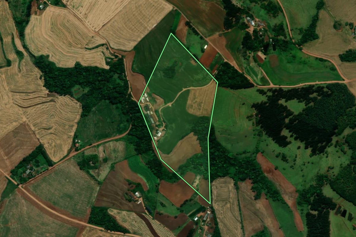 Imagem de satélite do imóvel rural em Planalto (PR), com o contorno declarado no CAR desenhado por cima.