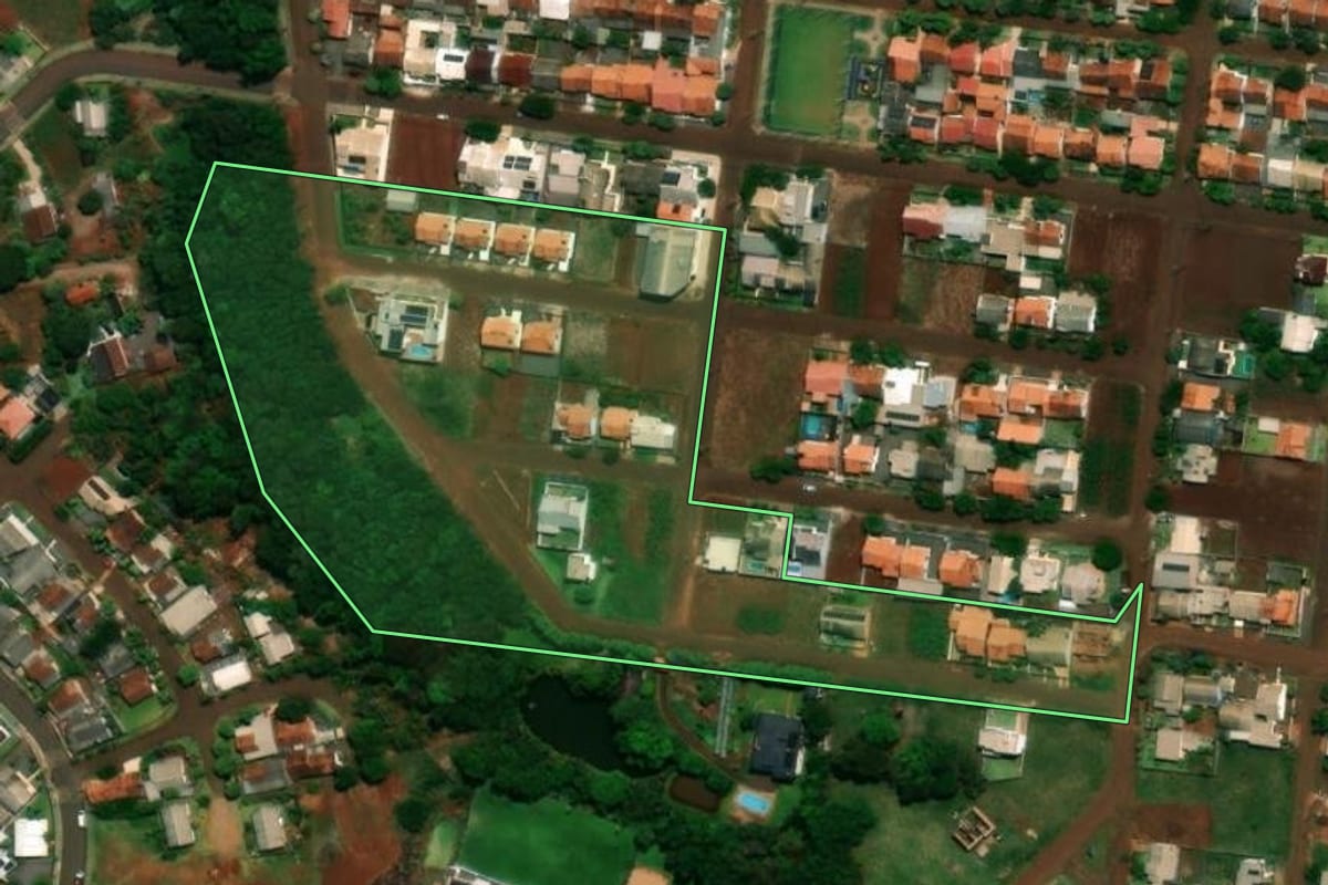Imagem de satélite do imóvel rural em Planalto (PR), com o contorno declarado no CAR desenhado por cima.