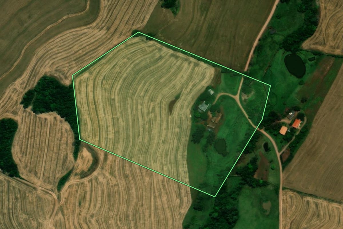 Imagem de satélite do imóvel rural em Planalto (PR), com o contorno declarado no CAR desenhado por cima.