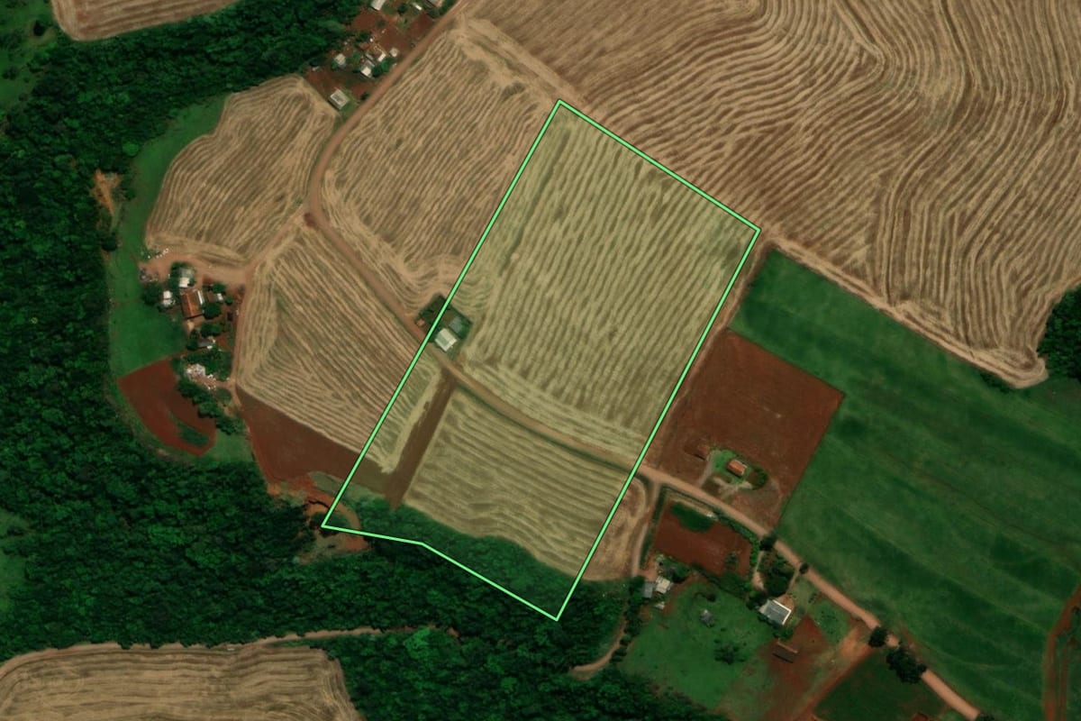 Imagem de satélite do imóvel rural em Planalto (PR), com o contorno declarado no CAR desenhado por cima.