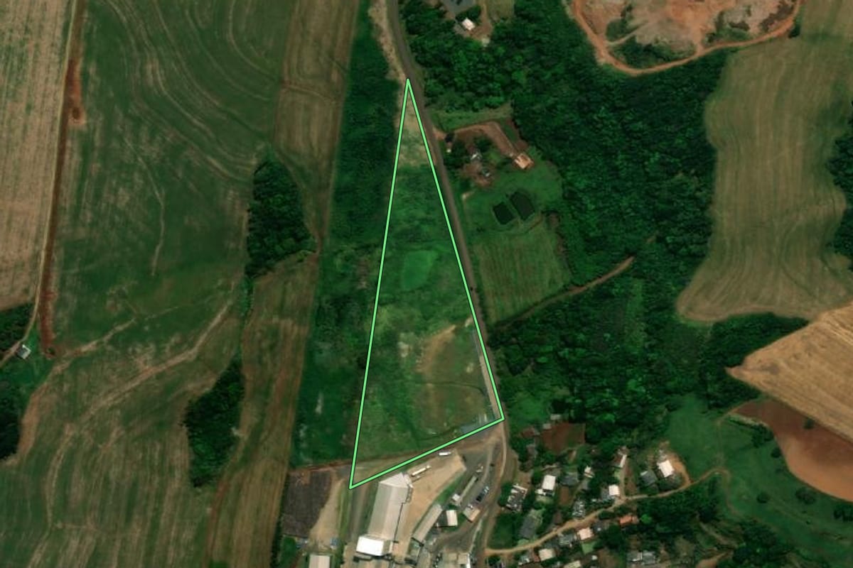 Imagem de satélite do imóvel rural em Planalto (PR), com o contorno declarado no CAR desenhado por cima.