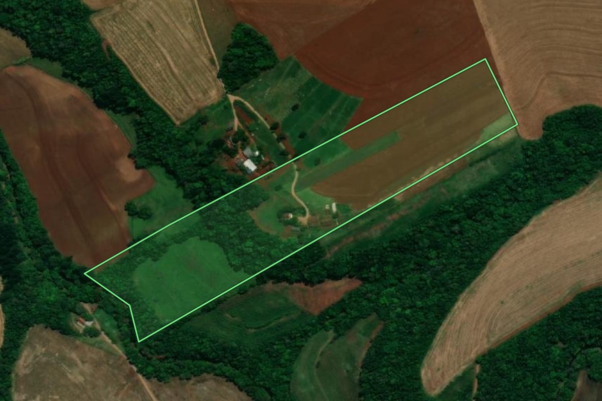 Imagem de satélite do imóvel rural em Planalto (PR), com o contorno declarado no CAR desenhado por cima.
