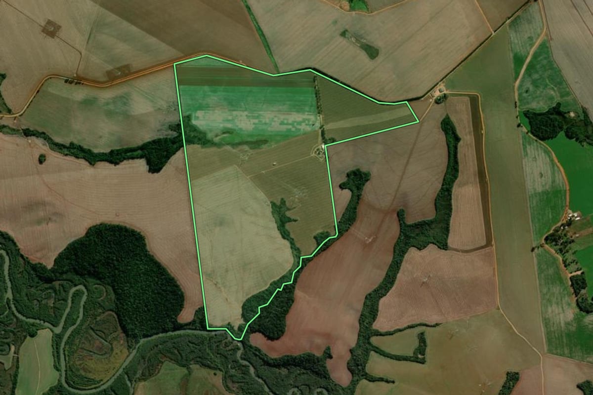Imagem de satélite do imóvel rural em Ponta Grossa (PR), com o contorno declarado no CAR desenhado por cima.