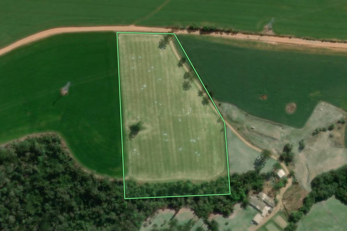 Imagem de satélite do imóvel rural em Ponta Grossa (PR), com o contorno declarado no CAR desenhado por cima.
