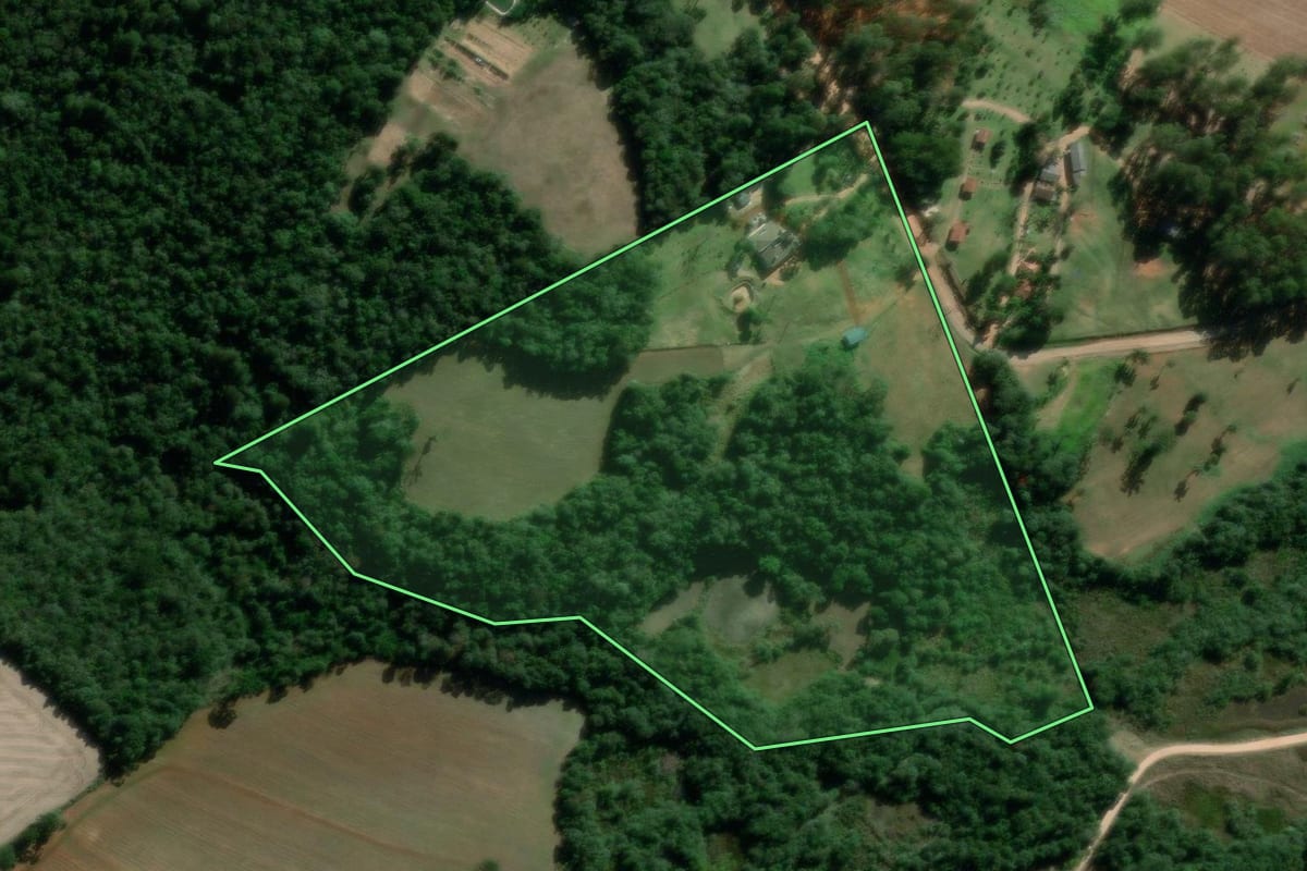 Imagem de satélite do imóvel rural em Ponta Grossa (PR), com o contorno declarado no CAR desenhado por cima.