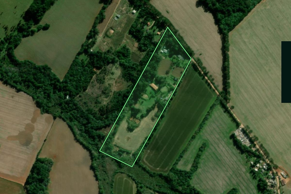 Imagem de satélite do imóvel rural em Ponta Grossa (PR), com o contorno declarado no CAR desenhado por cima.